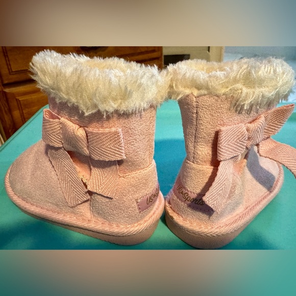 Pink fuzzy with bow toddler girls boots (like new) - Picture 1 of 2